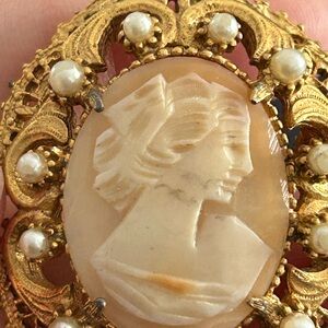 FLORENZA vintage Elegant Gold Cameo Brooch